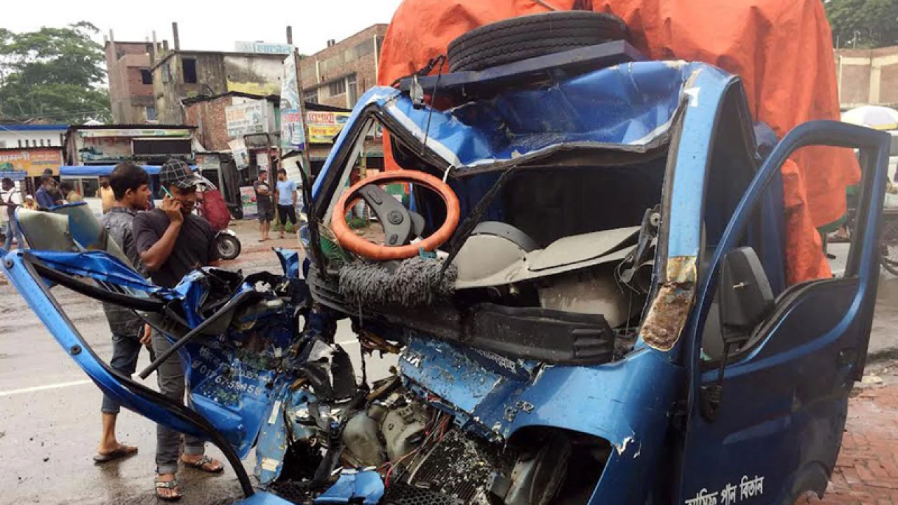 কাভার্ডভ্যানের সঙ্গে পিকআপভ্যানের সংঘর্ষে নিহত ২