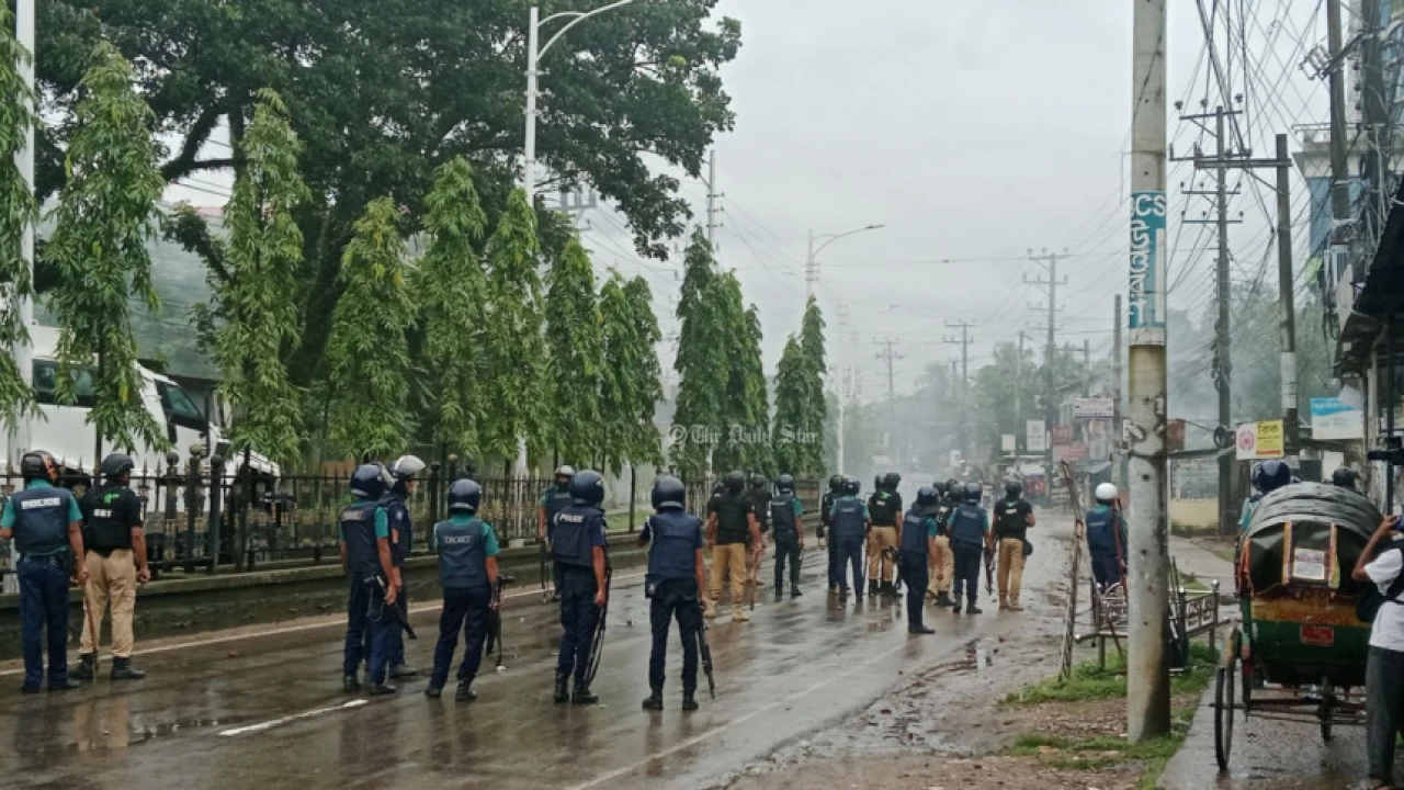সিলেটে গণমিছিলে পুলিশের সাউন্ড গ্রেনেড ও শটগানের গুলি