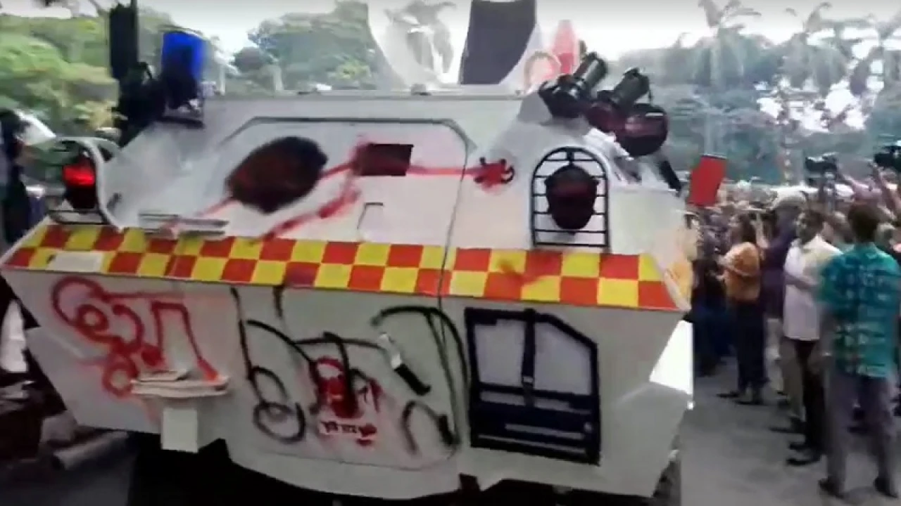 পুলিশের সাঁজোয়া যানে ‘ভুয়া’ লিখলেন শিক্ষার্থীরা