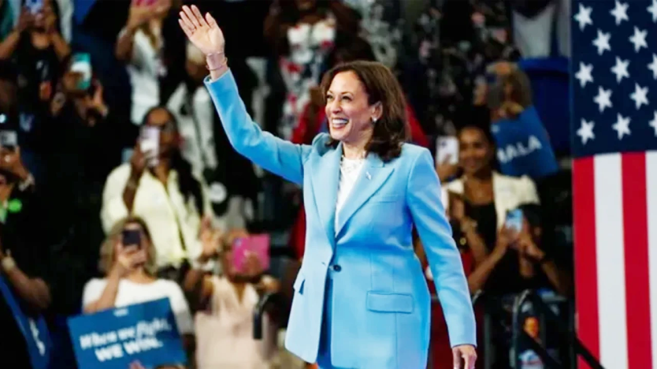 কমলা হ্যারিস আনুষ্ঠানিকভাবে ডেমোক্রেটিক প্রার্থী মনোনীত