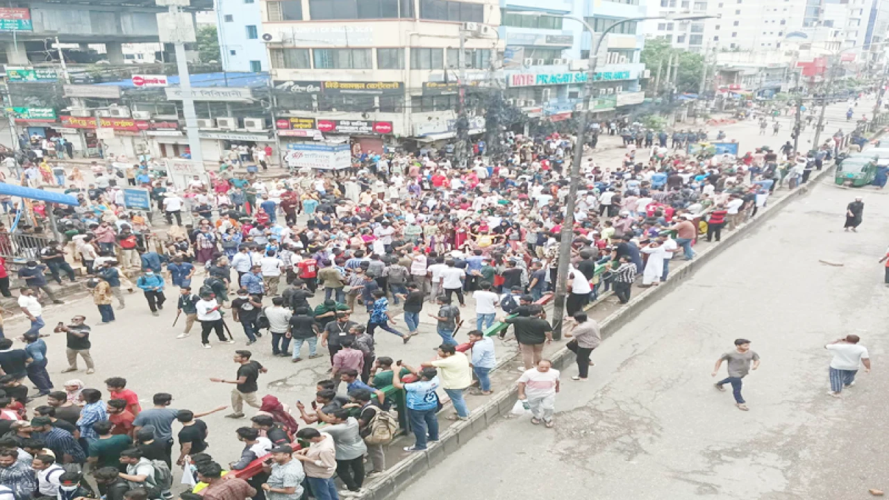 এক দফা দাবিতে শিক্ষার্থীদের প্রগতি সড়ক অবরোধ