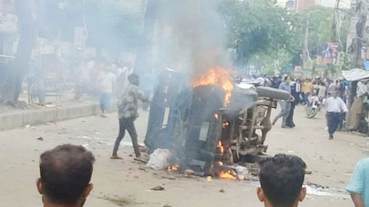 সিএমএম আদালতের সামনে পুলিশের গাড়িতে আগুন