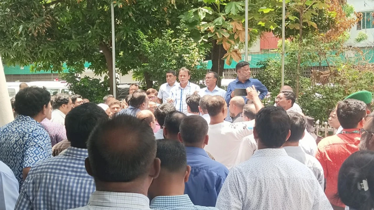 রাজনৈতিক মিছিলে স্বাস্থ্য অধিদপ্তরের কর্মকর্তারা