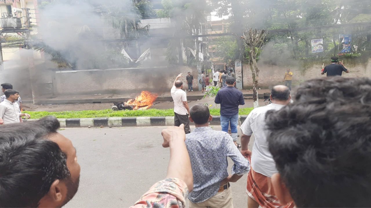 বরিশালে প্রতিমন্ত্রীর বাড়িতে আগুন, ভাঙচুর