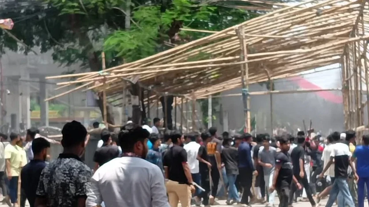 আজমপুরে বিক্ষোভকারীদের সঙ্গে পুলিশ-আওয়ামী লীগের সংঘর্ষ