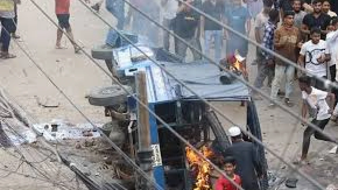 সিএমএম আদালতে হামলা, পুলিশের গাড়িতে আগুন