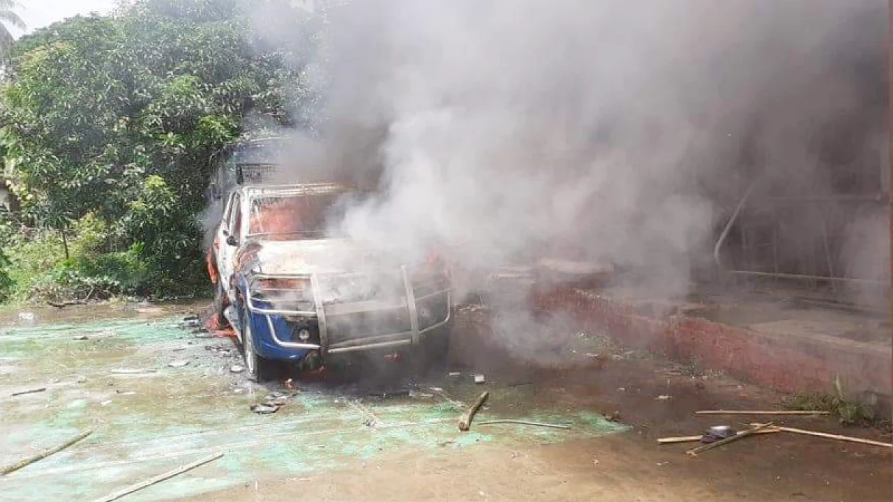 মোহনপুর থানা, খাদ্যগুদাম, ভূমি অফিস ও আ.লীগ কার্যালয়ে আগুন