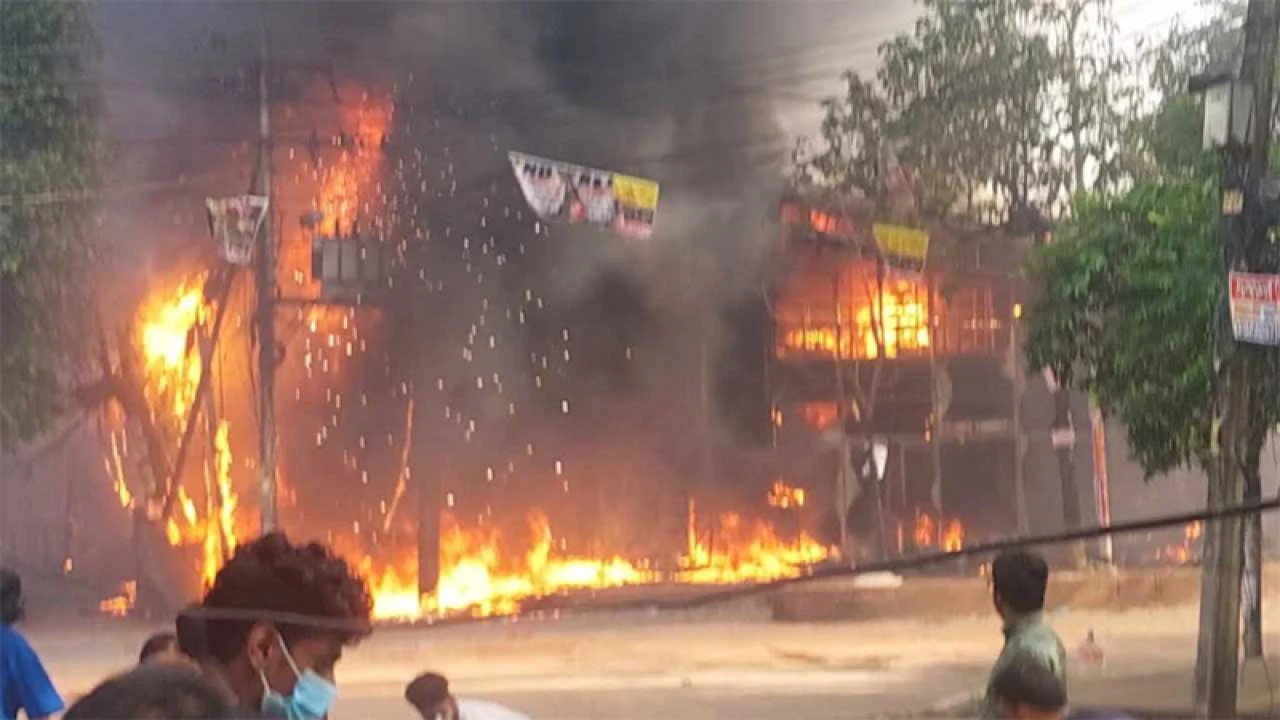 ধানমন্ডিতে ইয়েলোর শোরুমে আগুন