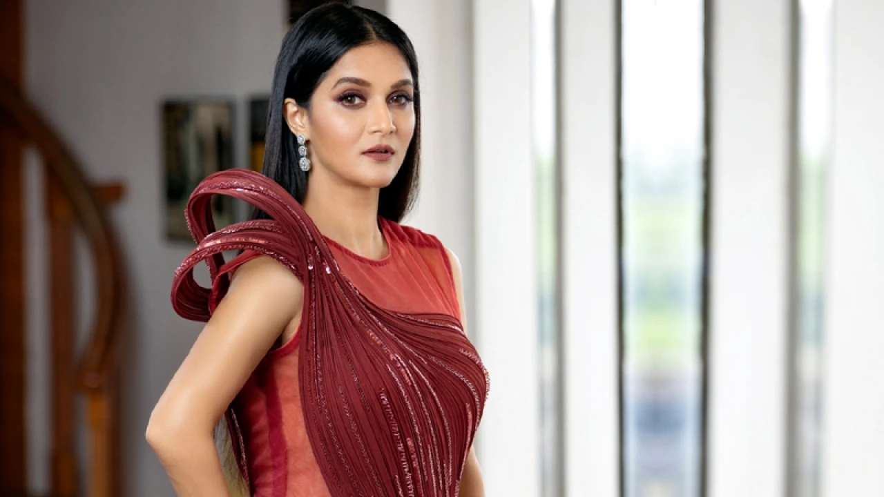 অভিনেত্রী মিথিলার গাড়িতে তল্লাশি