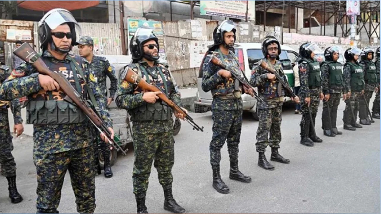 ঢাকা মহানগরে ট্রাফিক নিয়ন্ত্রণে আনসার