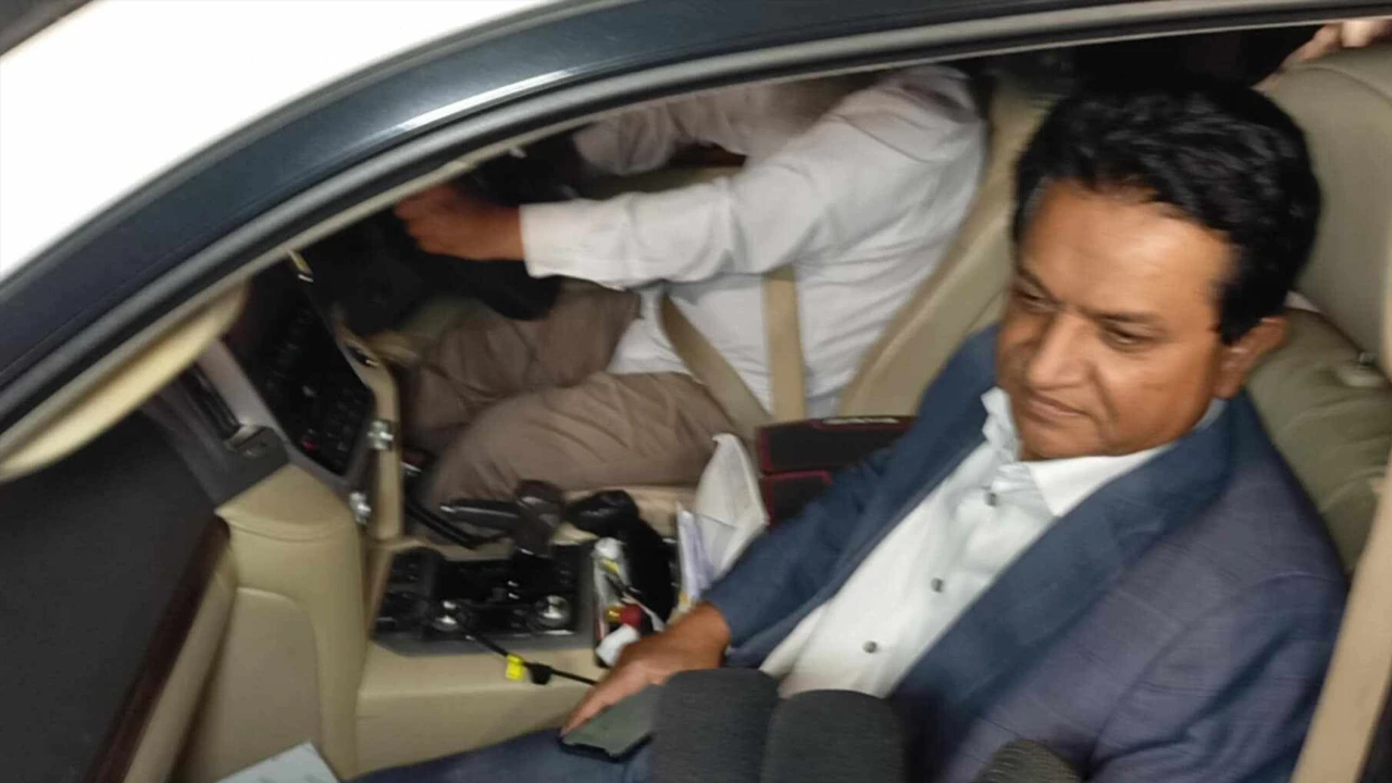 হঠাৎ বঙ্গভবনে এ কে আজাদ