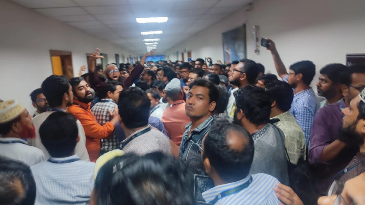 ডেপুটি গভর্নরের পদত্যাগ, পালিয়েছেন অন্যরা