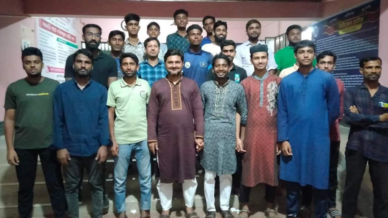 সংঘাত এড়াতে থানা পাহারায় জামায়াত-শিবিরের নেতাকর্মীরা