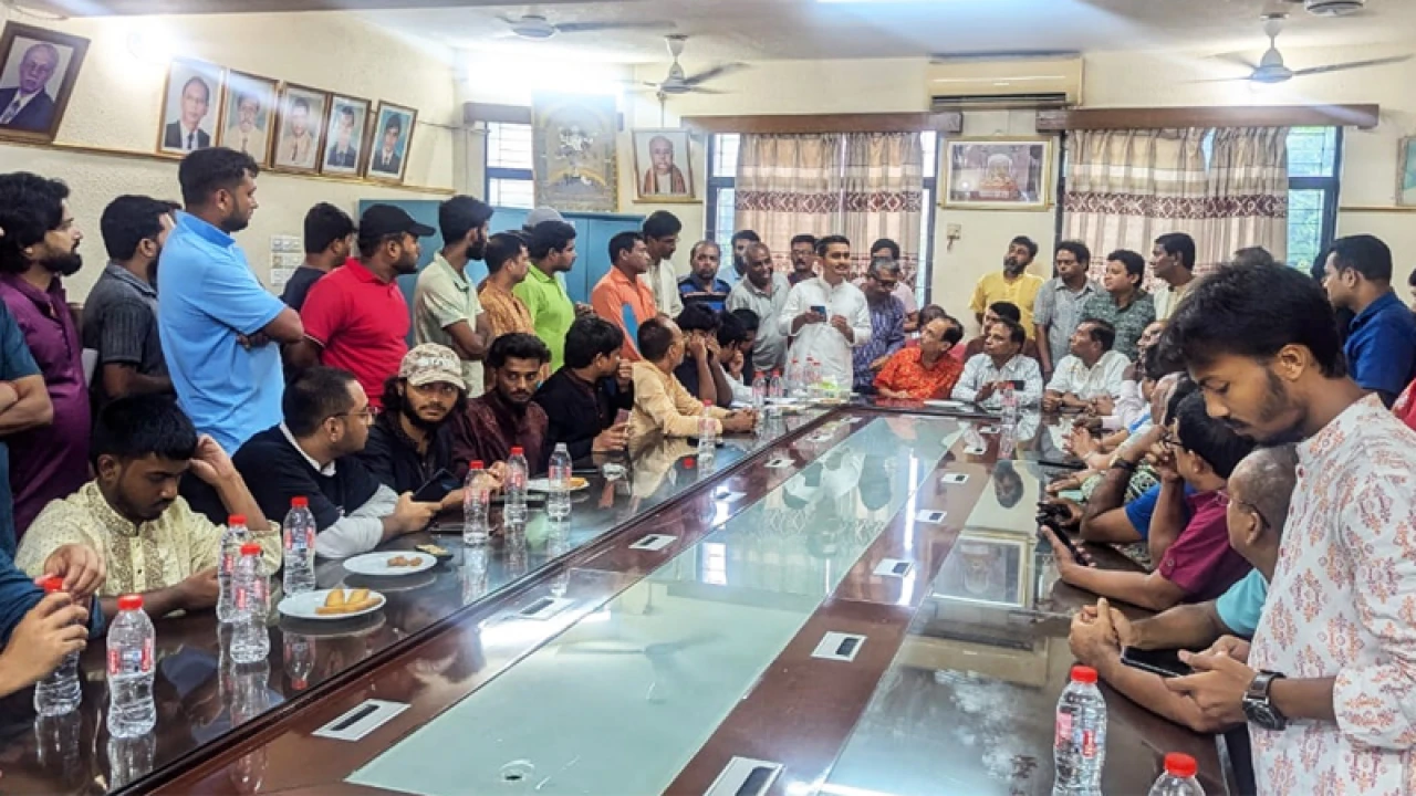 ঢাকেশ্বরী মন্দির পরিদর্শন করল বৈষম্যবিরোধী ছাত্র আন্দোলনের প্রতিনিধি দল