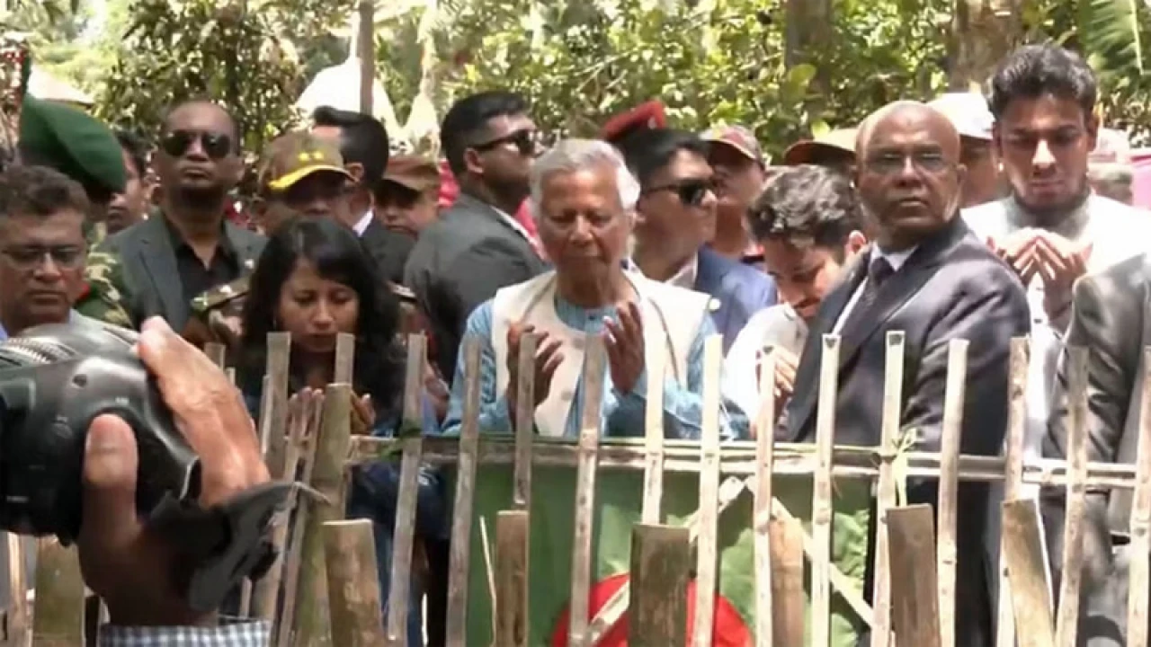 আবু সাঈদের কবর জিয়ারত করলেন ড. ইউনূস