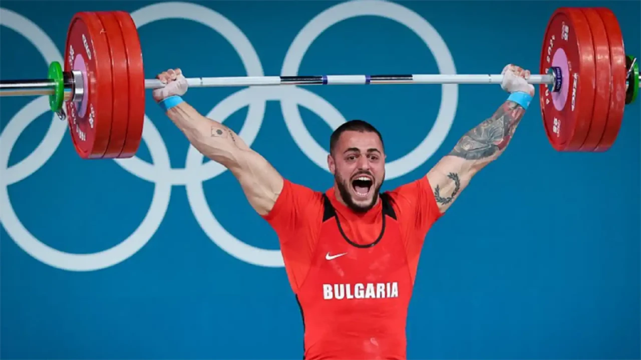 ভারোত্তোলনে বিশ্বরেকর্ড কার্লোস নাসারের