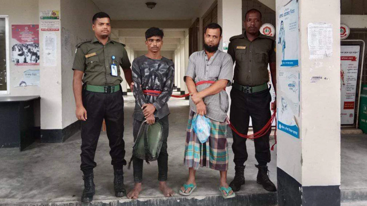 প্রবাসীর বাড়িতে ডাকাতি করে পালানোর সময় আটক ২