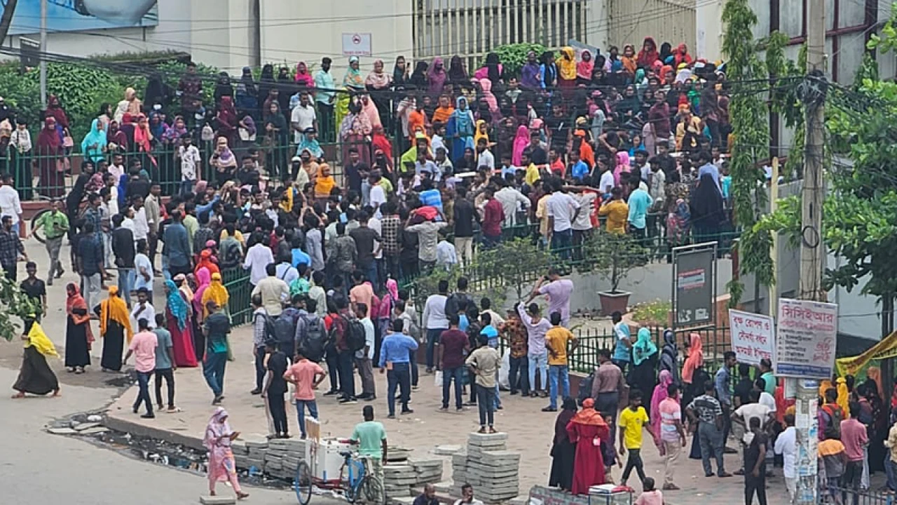 আদমজী ইপিজেডে চাকরি প্রত্যাশীদের বিক্ষোভ