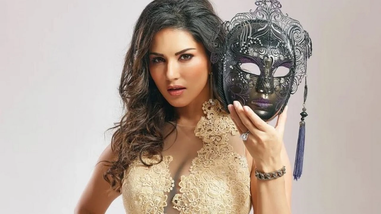 কেন অতীত মুছতে পারছেন না সানি লিওন