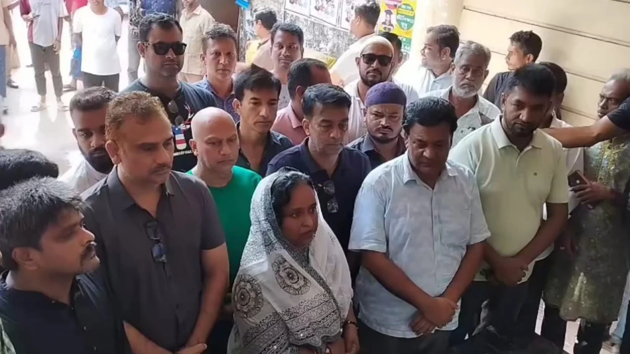 বঙ্গবন্ধুর প্রতিকৃতিতে মেয়র আইভীর শ্রদ্ধা