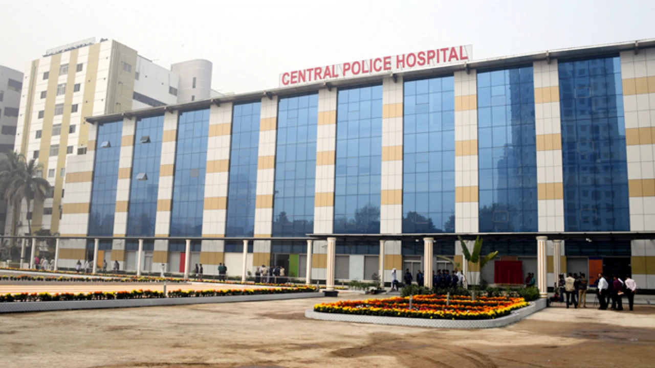 মিস ফায়ারে আহত পুলিশ কর্মকর্তা মারা গেছেন