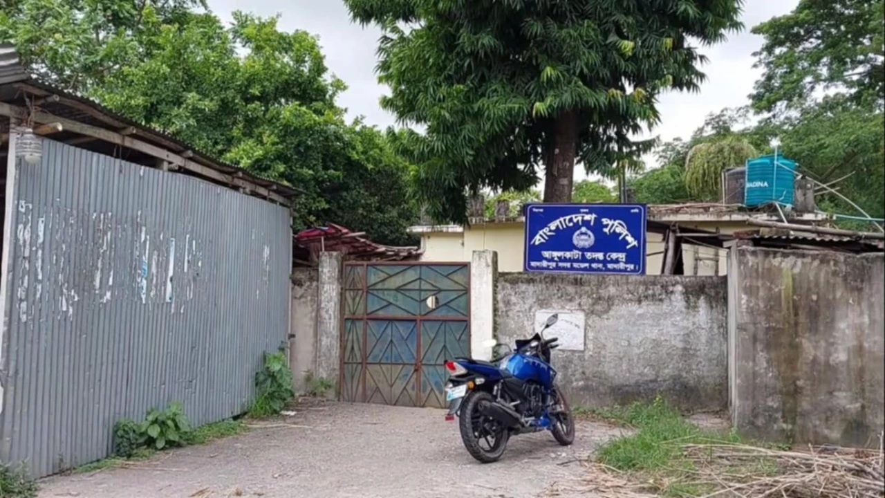 পুলিশ তদন্ত কেন্দ্র ভাঙচুর, উড়ল সর্বহারাদের পতাকা