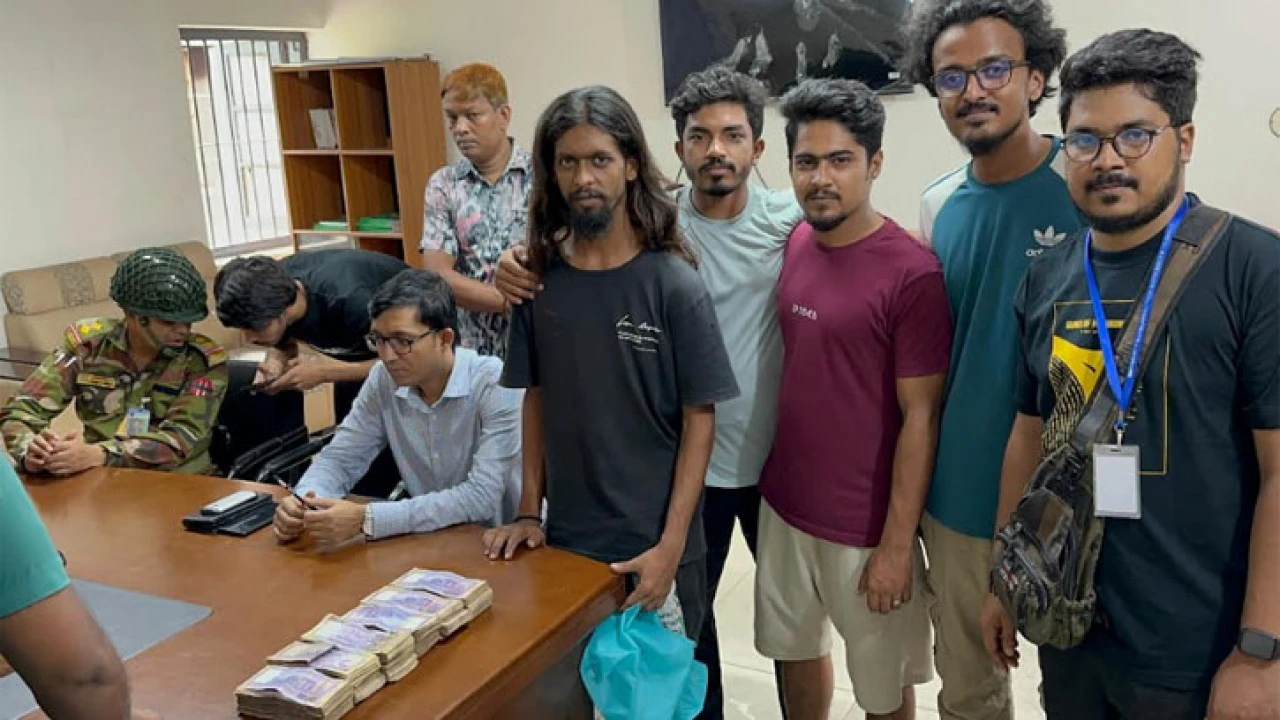 ১৮ লাখ টাকা কুড়িয়ে পেয়ে যা করলেন শিক্ষার্থীরা