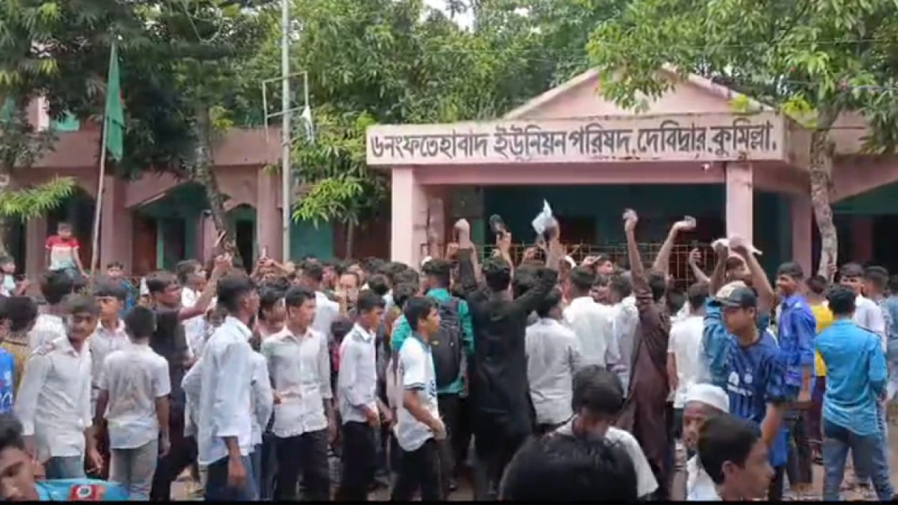 দুধ দিয়ে গোসল করা সেই ইউপি চেয়ারম্যানের পদত্যাগের দাবি ছাত্র-জনতার