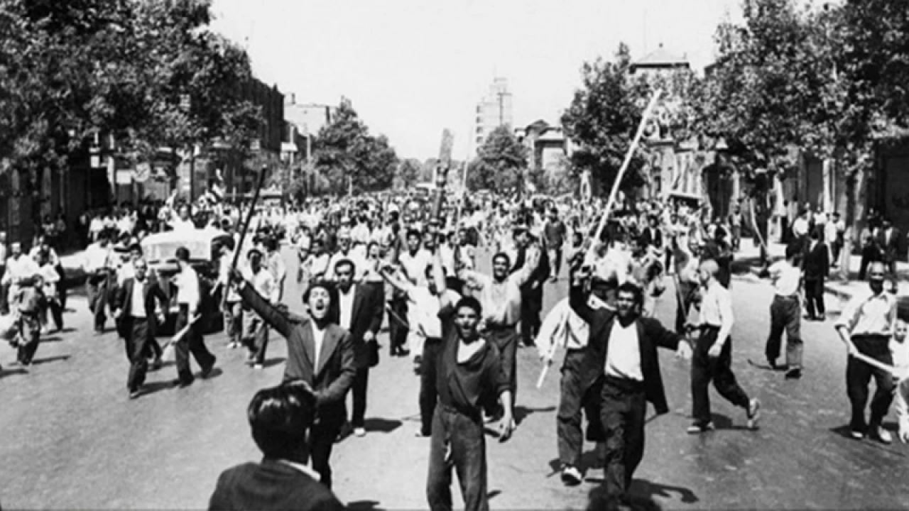 ইতিহাসের এই দিনে প্যারিসে সশস্ত্র অভ্যুত্থানের সূচনা হয়