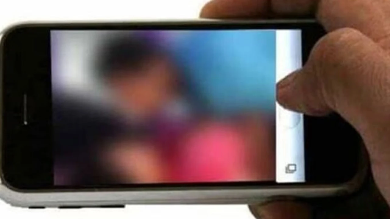 ছাত্রীকে জোর করে পর্ন দেখালেন প্রধান শিক্ষক