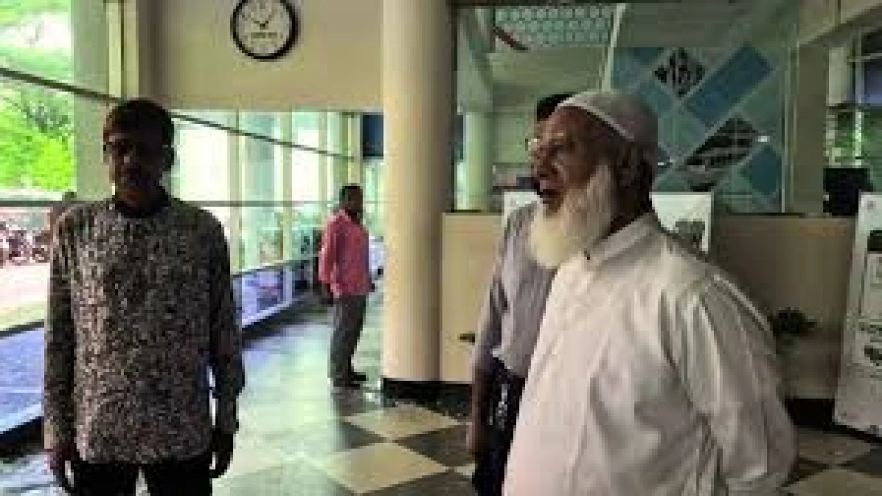 হামলার শিকার ইস্ট ওয়েস্ট মিডিয়া ভবন পরিদর্শনে জামায়াত আমির