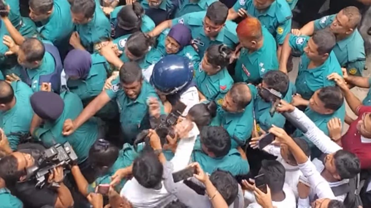 আদালতে দীপু মনিকে কিল-ঘুষি