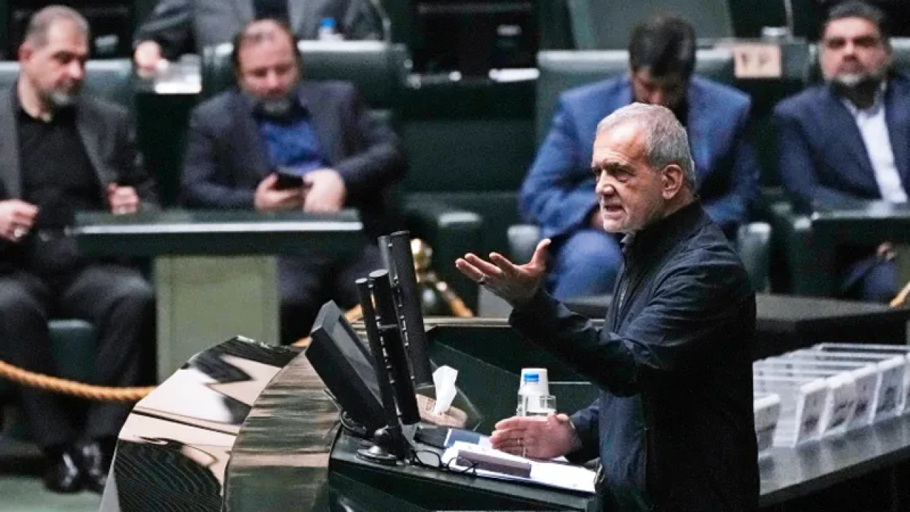 ২৩ বছর পর ইরানে পূর্ণ মন্ত্রিসভা অনুমোদন