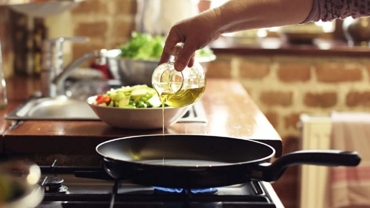 রান্না করতে গিয়ে গরম তেলের ছিটা লাগলে যা করবেন