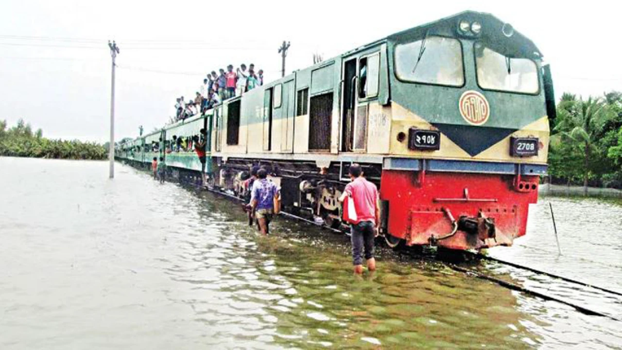 চট্টগ্রাম থেকে ট্রেন চলাচল বন্ধ ঘোষণা