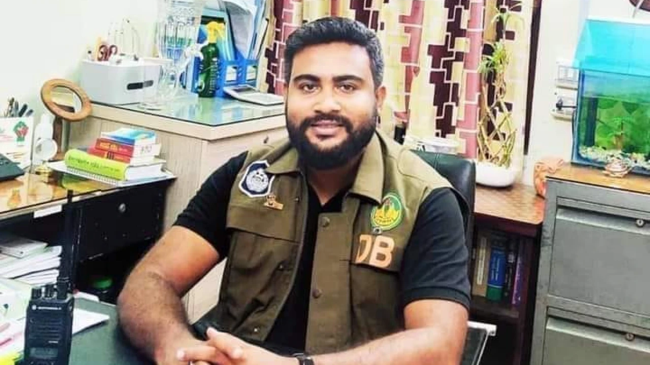 ক্রসফায়ারের ভয় দেখিয়ে টাকা আদায়, সাবেক এসআইয়ের নামে মামলা