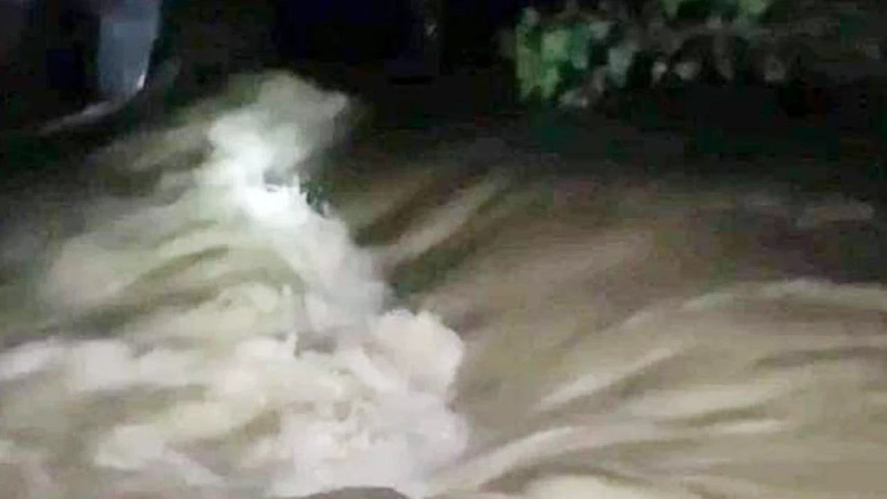 বাঁধ ভেঙে ঢুকছে পানি, তলিয়ে যেতে পারে কুমিল্লা শহর