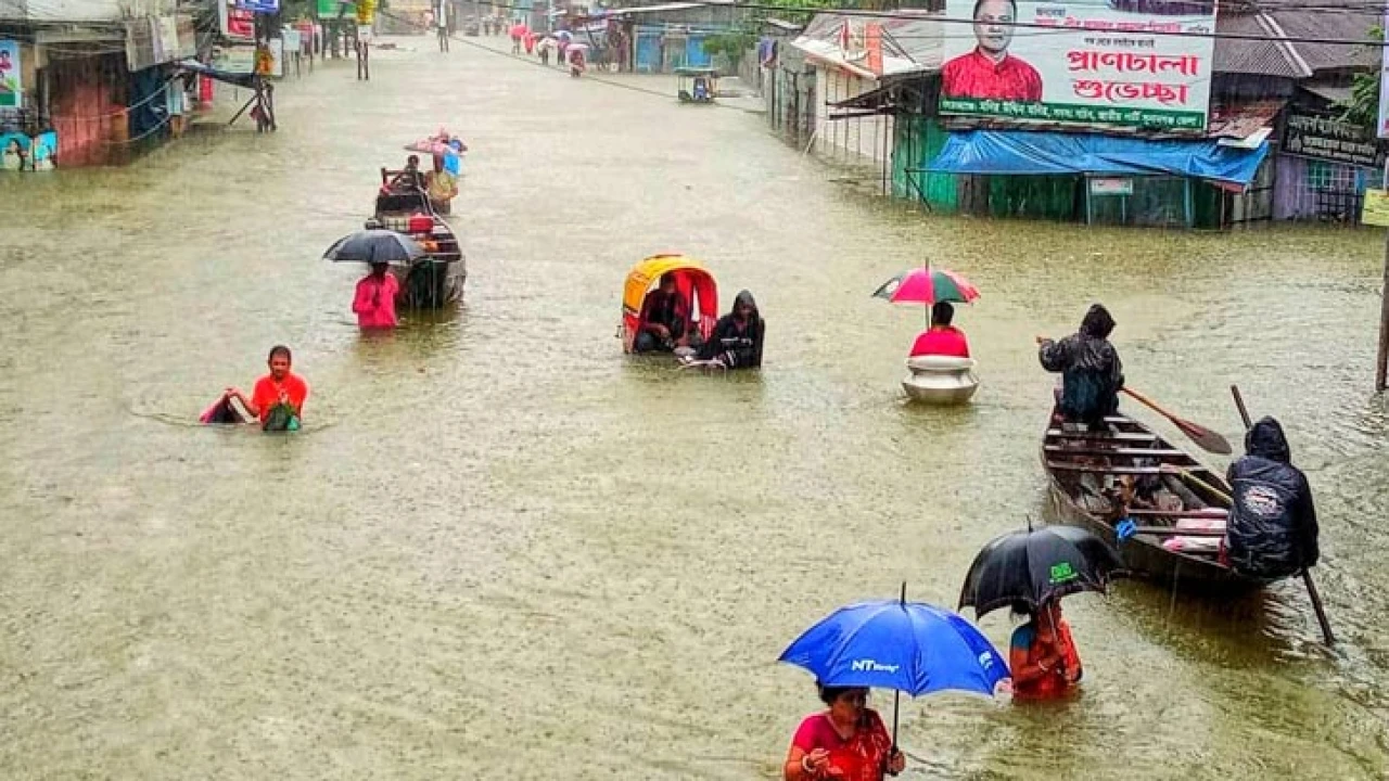 ভয়াবহ বন্যায় বিপর্যস্ত দেশ, মৃত্যু ৮
