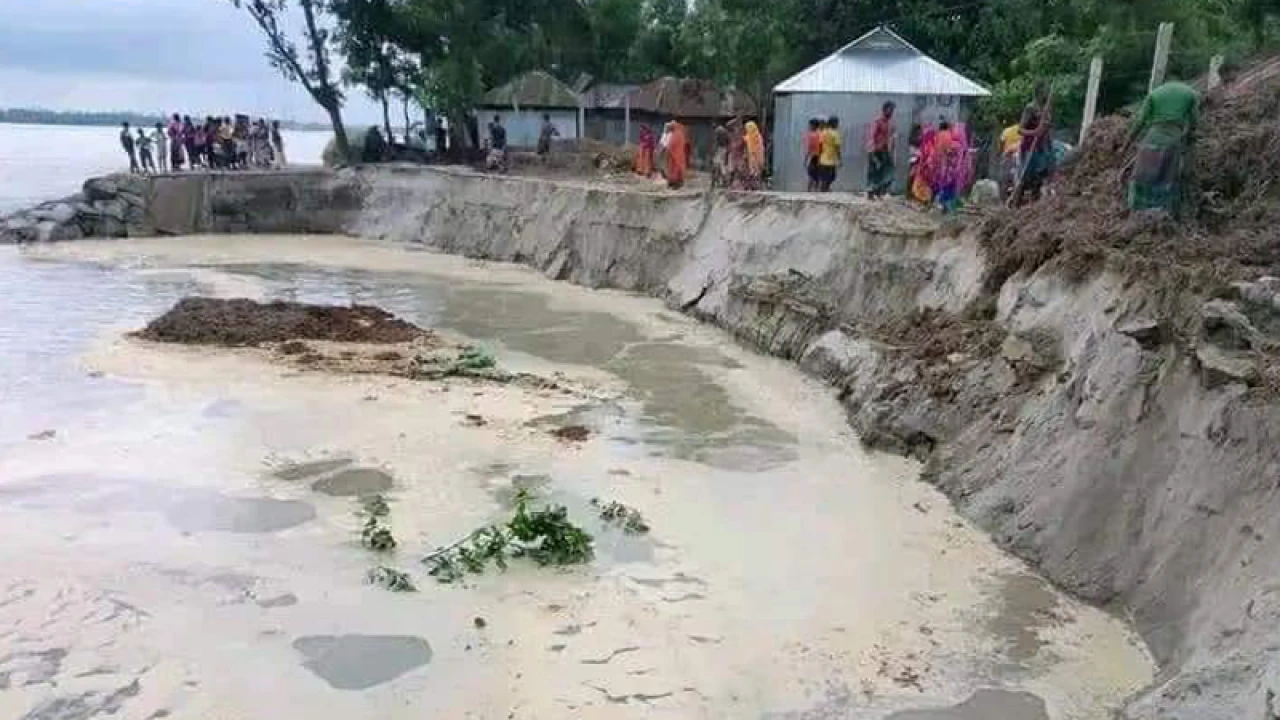 তিস্তার পানি বিপৎসীমার নিচে, ভাঙন আতঙ্কে মানুষ