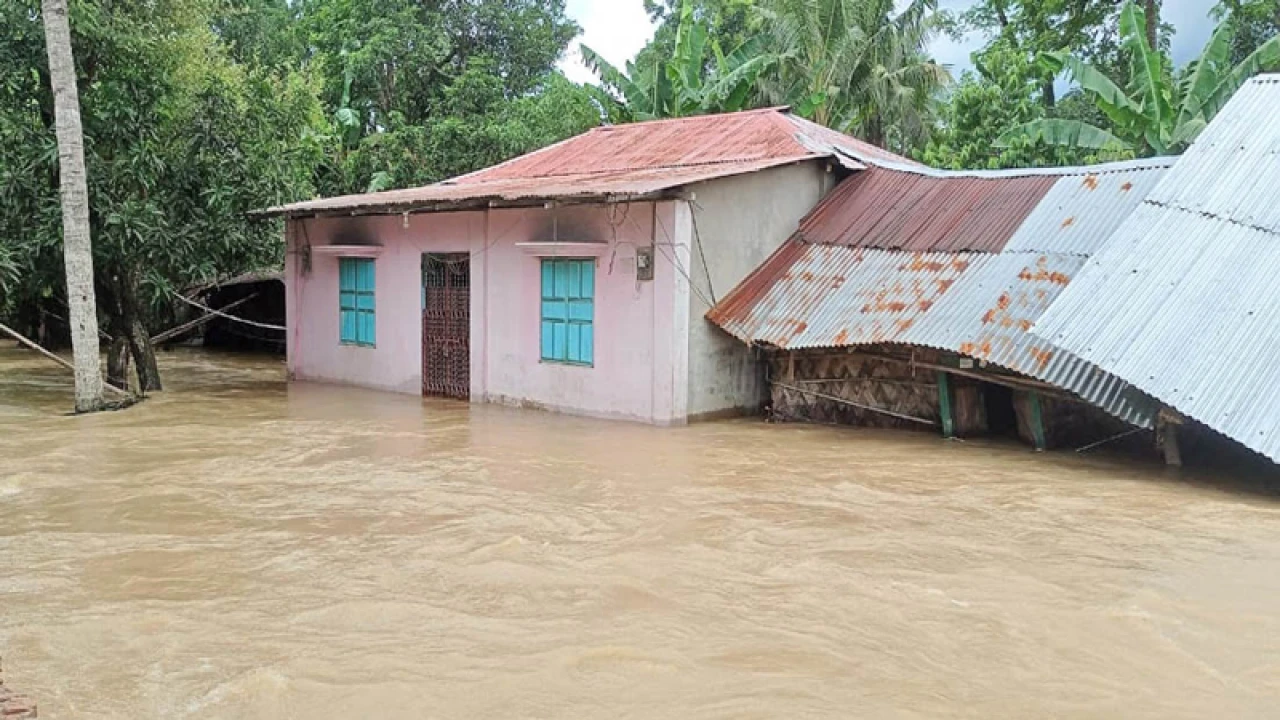বন্যার্তদের সহায়তায় একদিনের বেতন দেবে সরকারি কর্মকর্তারা