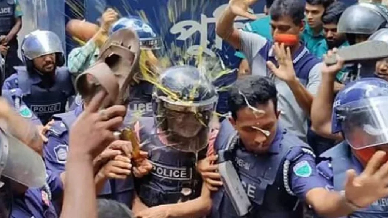 আদালত চত্বরে মানিকের ওপর জুতা-ডিম নিক্ষেপ