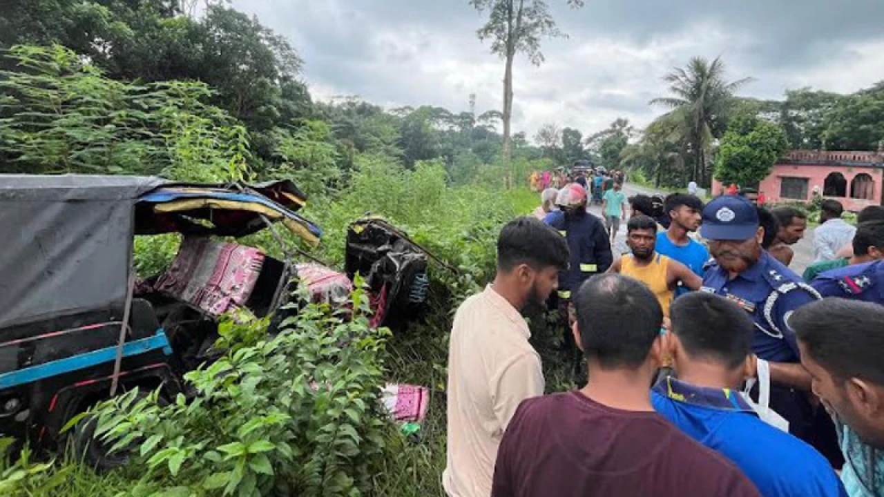 গৌরনদীতে সড়ক দুর্ঘটনায় মা-ছেলে নিহত