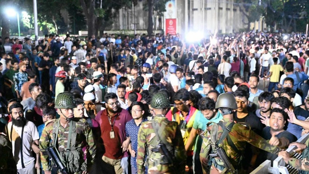 শিক্ষার্থীদের ওপর আনসারের হামলা, ছাত্রদের তিন দাবি