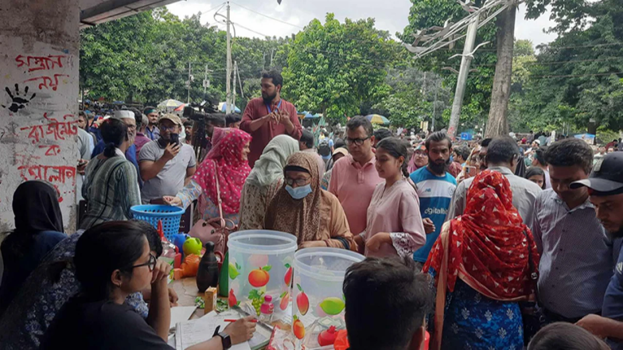 ষষ্ঠ দিনের মতো গণত্রাণ সংগ্রহ চলছে টিএসসিতে