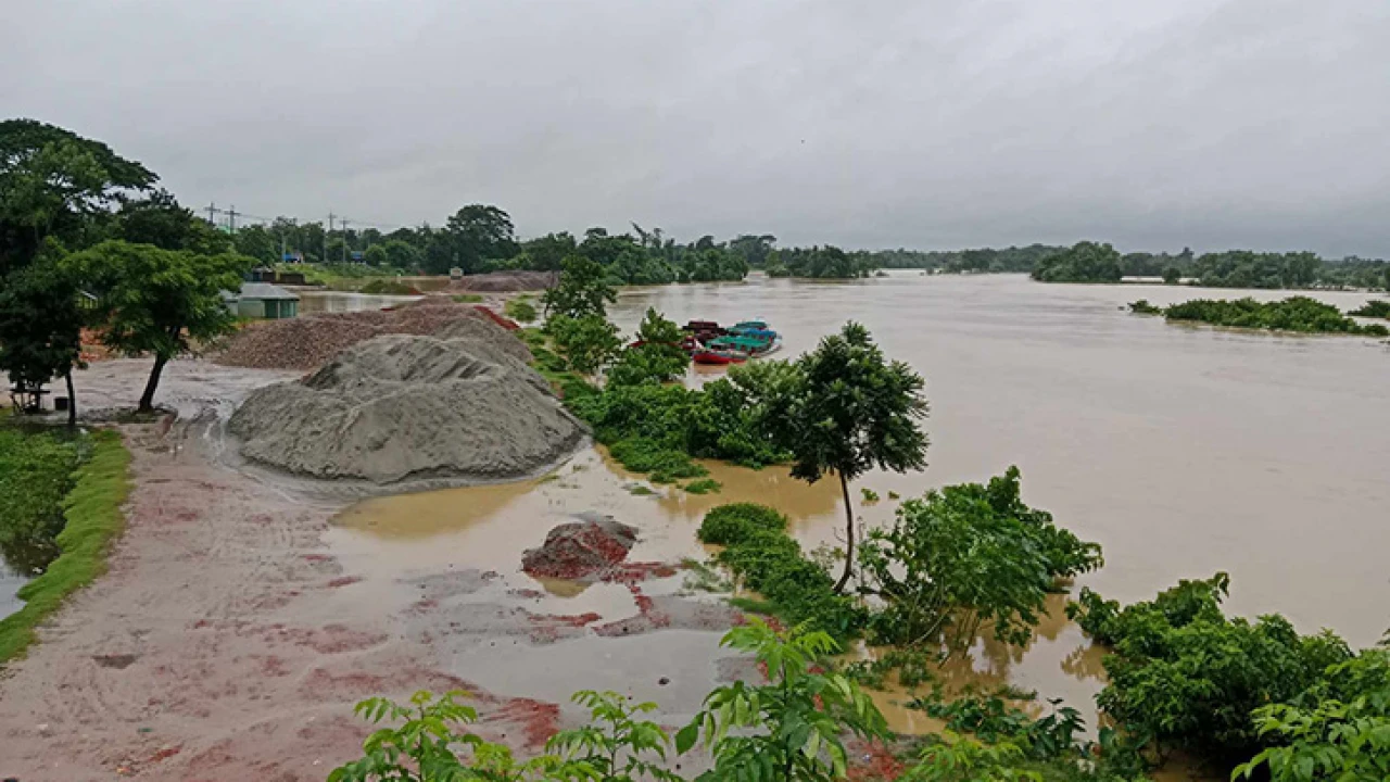বিপৎসীমার নিচে গোমতীর পানি