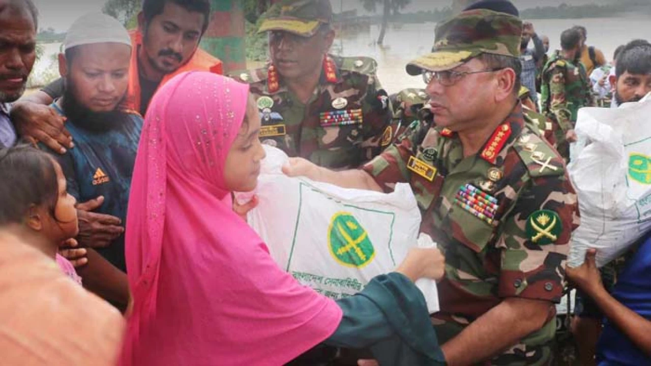 ফেনীতে বন্যাকবলিত এলাকা পরিদর্শন করলেন সেনাপ্রধান
