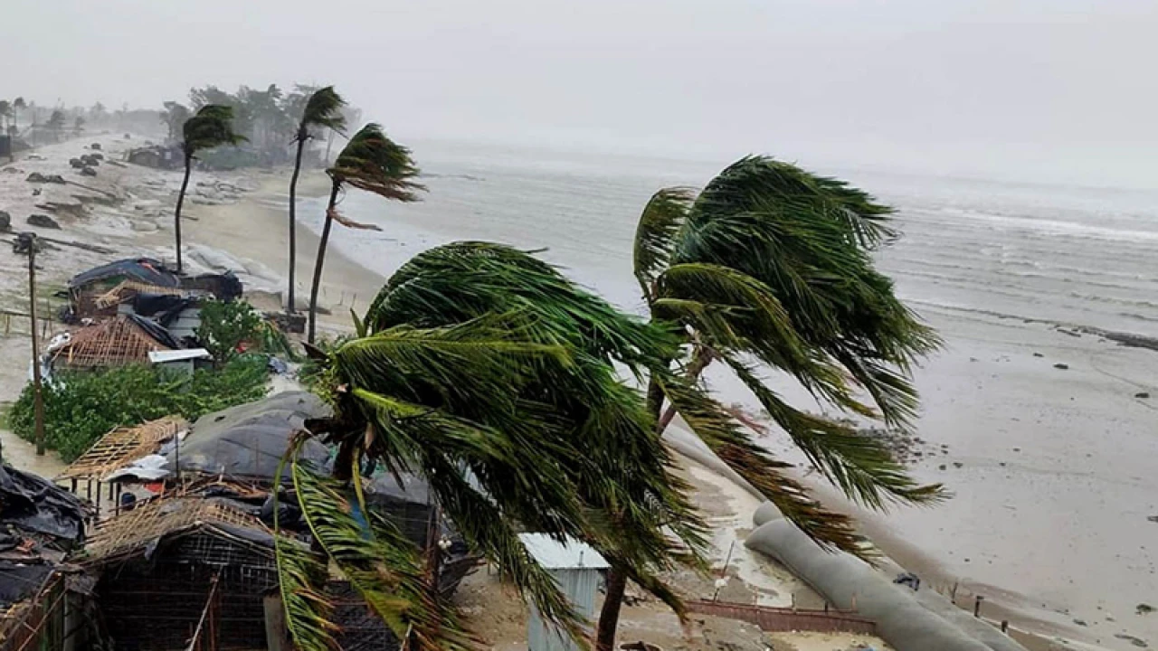 দুপুরের মধ্যে ঝড়ের পূর্বাভাস, হুঁশিয়ারি সংকেত