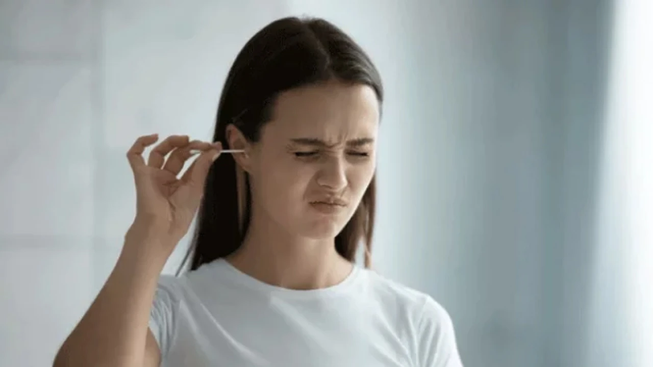 অযথা কান খোঁচানোর অভ্যাস? ক্ষতি হচ্ছে মস্তিষ্কেরও