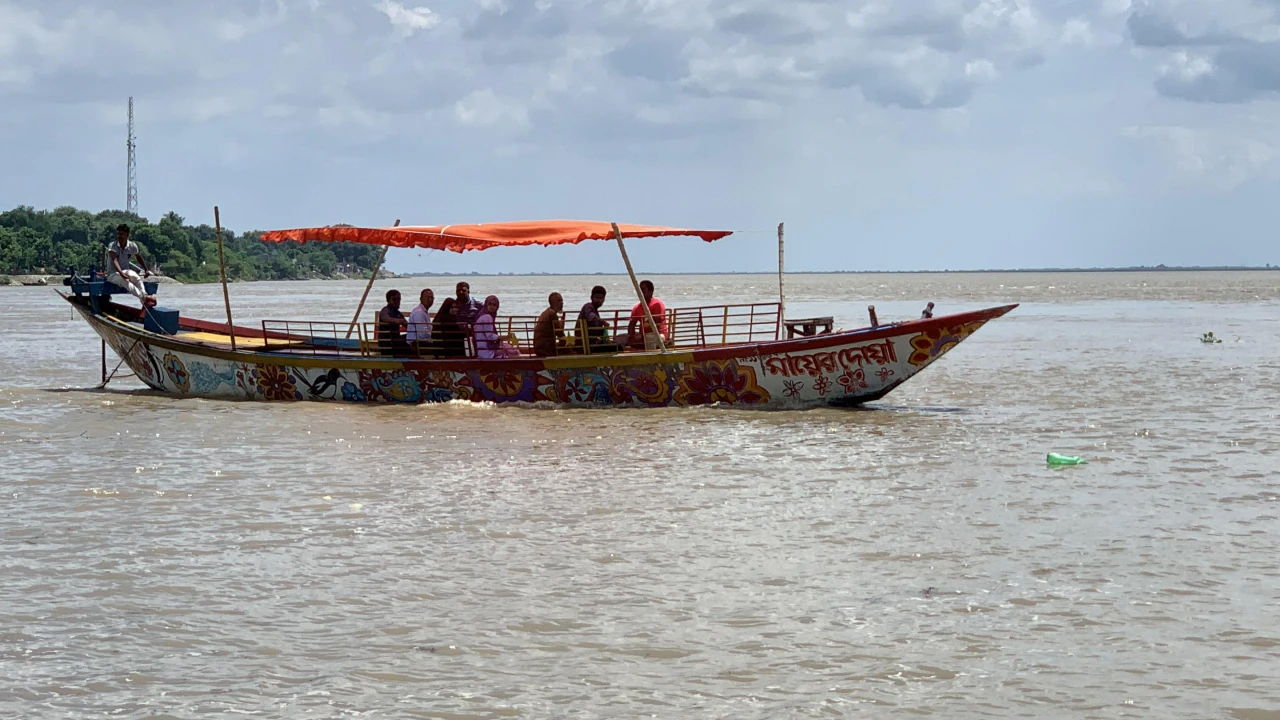 পদ্মায় নৌকা ডুবে ৪ শ্রমিক নিখোঁজ, প্রচণ্ড স্রোতে উদ্ধার অভিযান স্থগিত