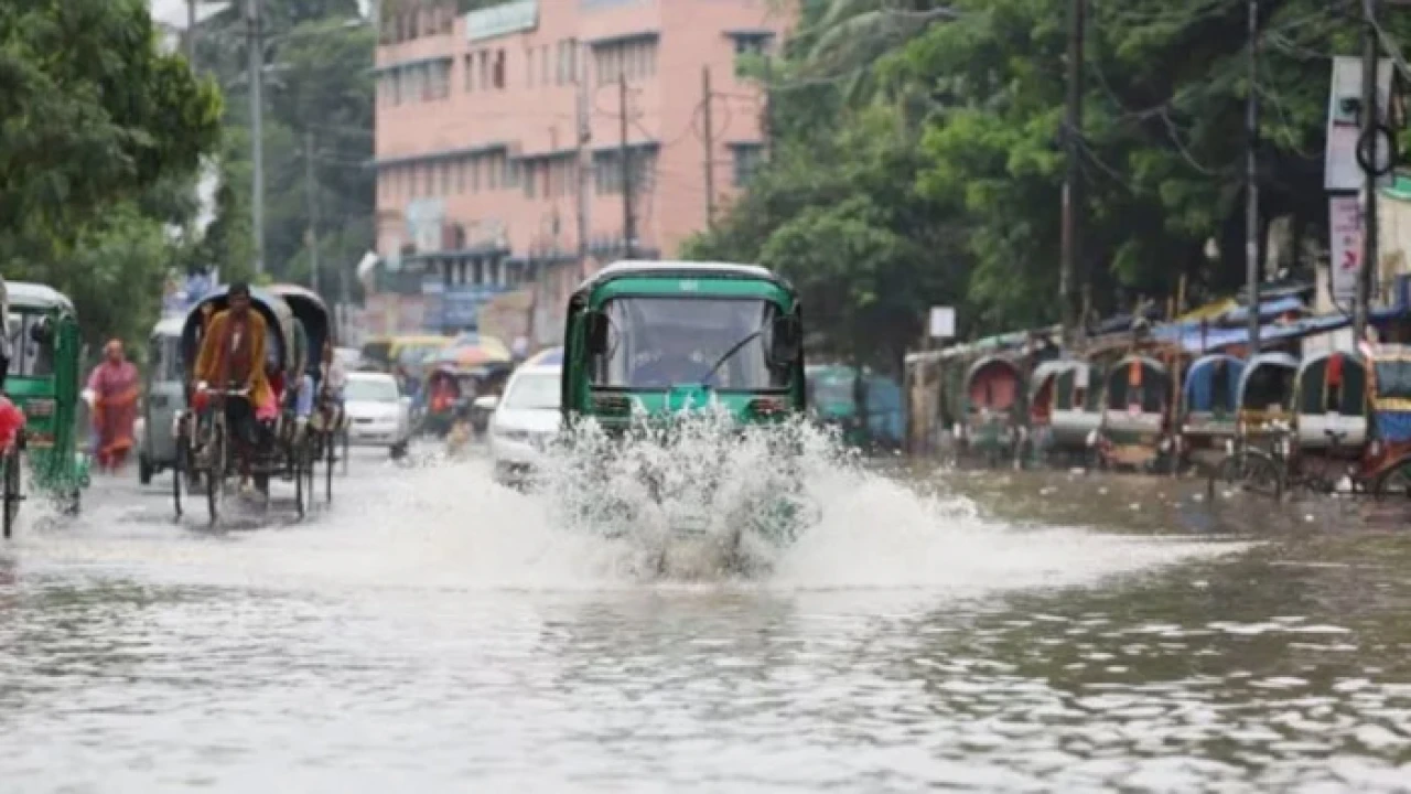রাজধানীতে সকাল থেকেই বৃষ্টি, সড়কে জলাবদ্ধতা